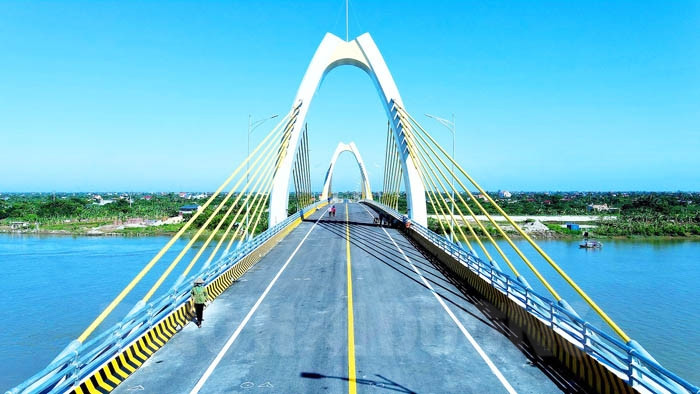 Quang Thanh bridge construction completes